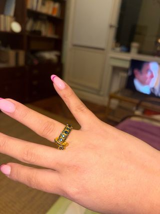 Anillo Dorado con Dije y Zafiros Azules