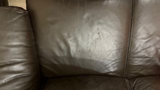 Sofá de piel marrón