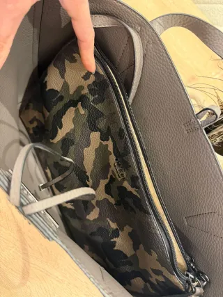Bolso y neceser Guess camuflaje