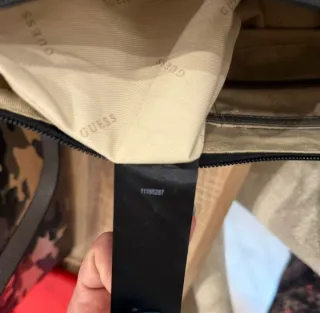 Bolso y neceser Guess camuflaje