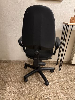 Silla de oficina negra con ruedas