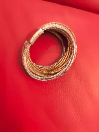 Pulseras metalizadas doradas y plateadas