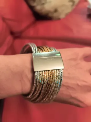 Pulseras metalizadas doradas y plateadas