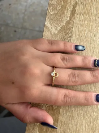 Anillo dorado con circonita