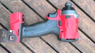 Atornillador de impacto Milwaukee 18V
