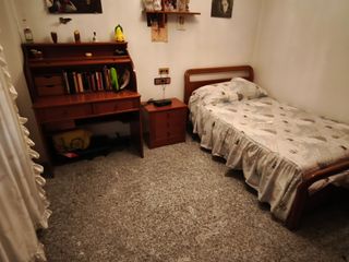 Cama, mesita, secreter y leja madera