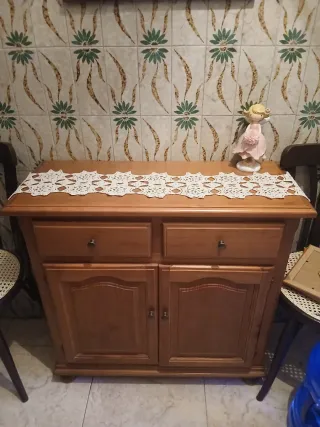 Mueble de madera con cuadro de regalo