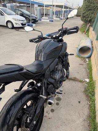 Yamaha MT-07 2025 con Accesorios