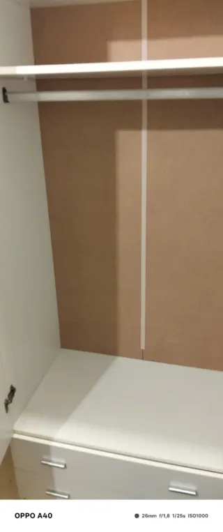 Armario blanco con cajones