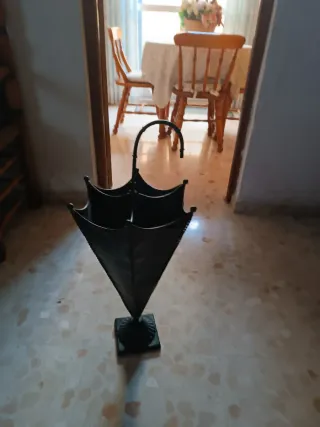 Portaombrelli in metallo nero e dorato