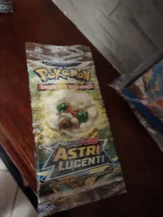 Pokémon Mazzo Lotta + Pacchetto Astri Lucenti