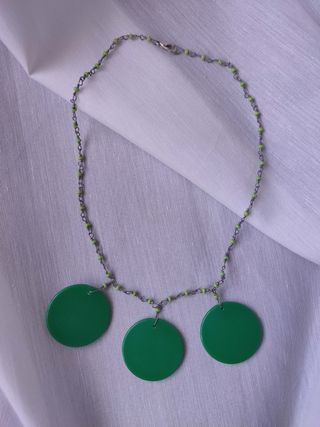 Colar com medalhões verdes