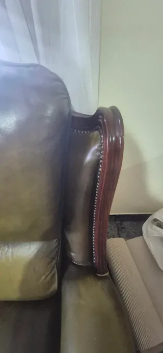 Tresillo antiguo de piel verde y madera