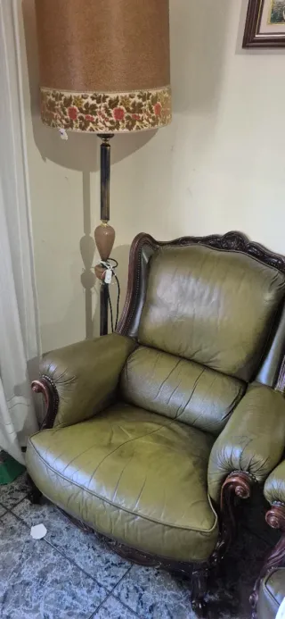 Tresillo antiguo de piel verde y madera