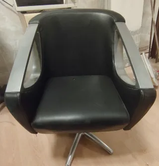 Sillón hidráulico negro con base metálica