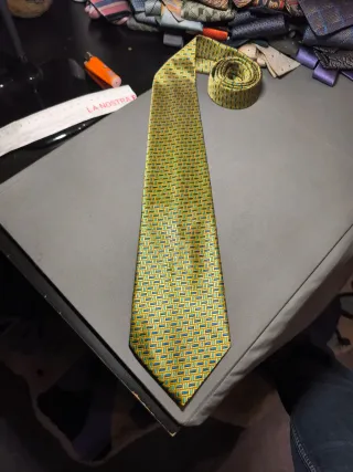 Cravatta psichedelica fantasia geometrica