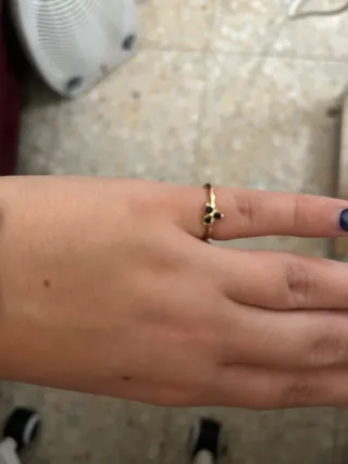 Anillo dorado con detalles negros