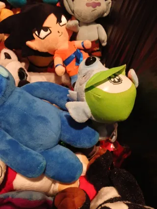 Lote de 50 peluches aprox, diferentes tamañs.