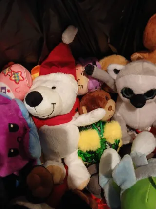 Lote de 50 peluches aprox, diferentes tamañs.