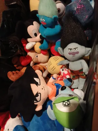 Lote de 50 peluches aprox, diferentes tamañs.
