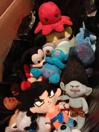 Lote de 50 peluches aprox, diferentes tamañs.