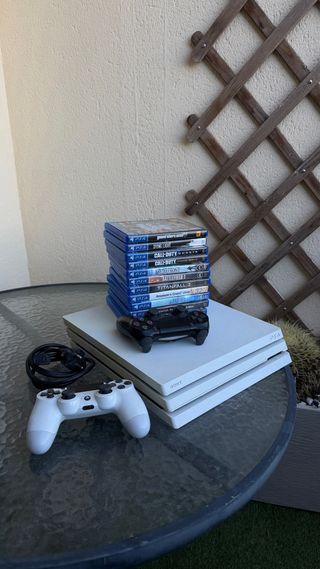 Consola PS4 Pro 1TB Blanca + 11 Juegos