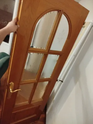 Puerta de madera con cristal