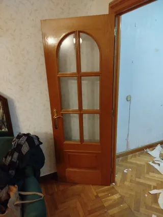 Puerta de madera con cristal