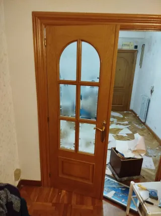 Puerta de madera con cristal