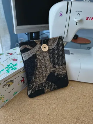 Funda acolchada Kindle negra y beige