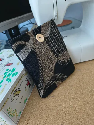 Funda acolchada Kindle negra y beige