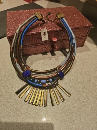 Gargantilla artesanal azul y dorada