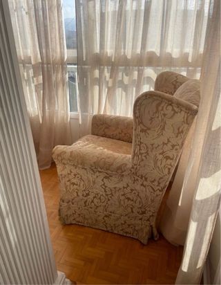Dos sillones orejeros tapizado dorado beis calidad