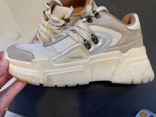 Deportivas Victoria Beige y Blancas