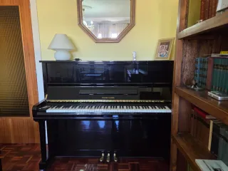 Piano negro con taburete rojo
