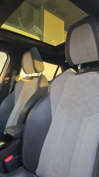 Peugeot e-2008 GT con techo eléctrico