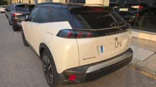 Peugeot e-2008 GT con techo eléctrico