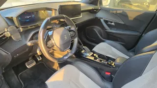 Peugeot e-2008 GT con techo eléctrico