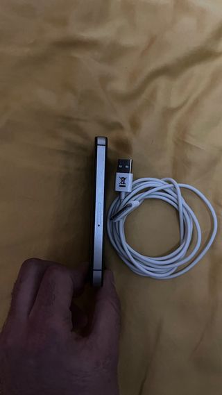 iPhone 4s con cable, enciende