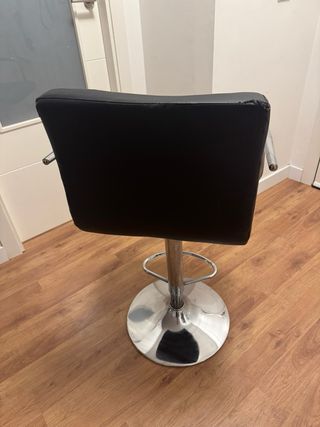 Silla Alta Negra con Base Metálica