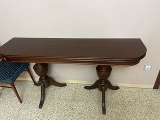 Mesa de salón madera oscura