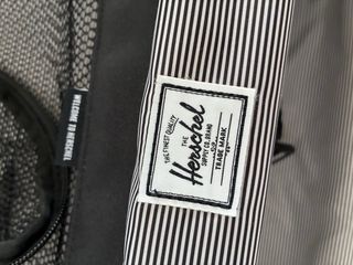 Maleta Cabina Herschel Rígida Negra con Ruedas