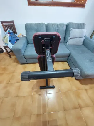 Banco de entrenamiento con Pesas