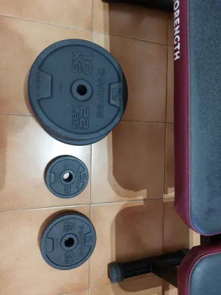 Banco de entrenamiento con Pesas