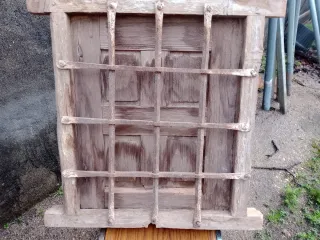 Ventana madera vieja con reja forja