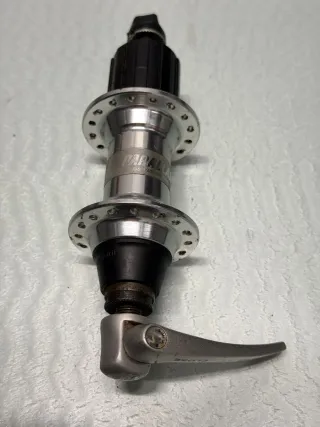 Buje trasero Shimano Deore XT FH-M737 32 ojales