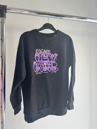 Sudadera Negra Talla XS con Estampado Morado