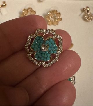 Pendientes dorados con detalles turquesa