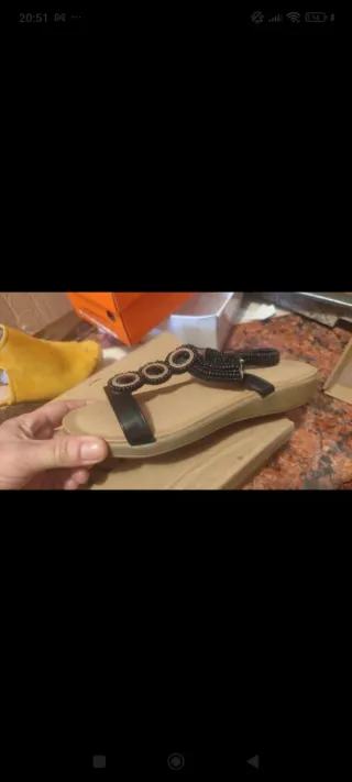 Sandalias negras y amarillas nuevas