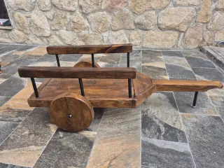 Carro de madera decorativo